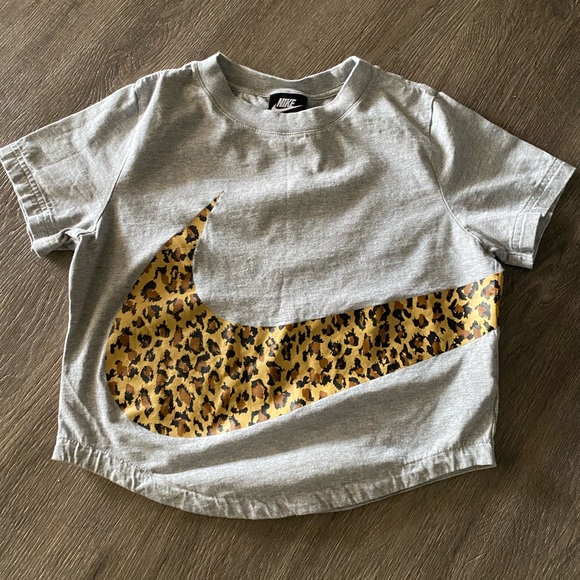 Womens Nike Black Oversized Leopard Swoosh Crop T-Shirt Small - Picture 1 of 4
